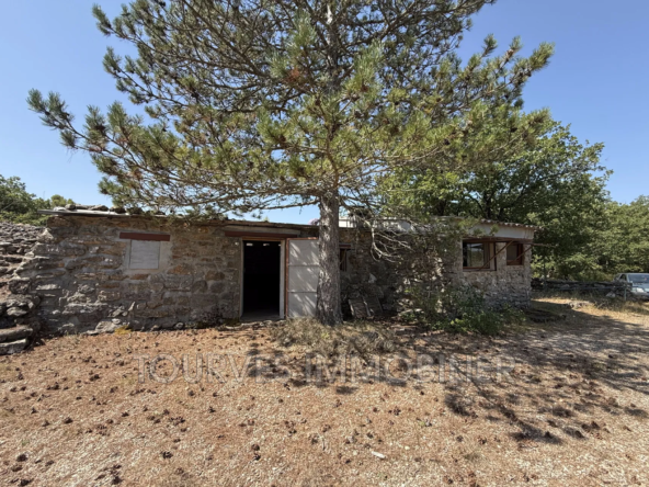Cabanon en pleine nature sur terrain de 6000 m² à Rougiers