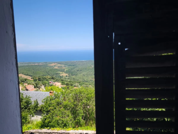Appartement T5 à Cervione avec vue mer, caves et grenier – Possibilité de rénovation