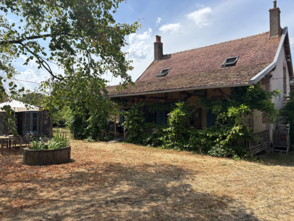 Charmante maison avec grand terrain et dépendances à Cerilly dans l'Allier