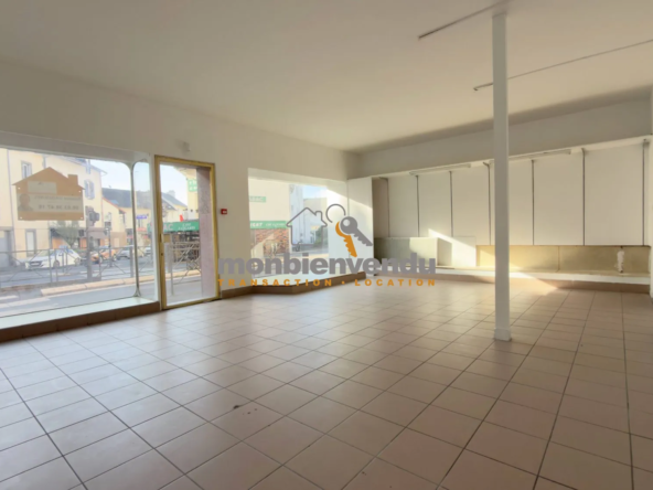 Local commercial de 64 m² avec cave à Aurillac, idéal pour activité ou transformation en appartement