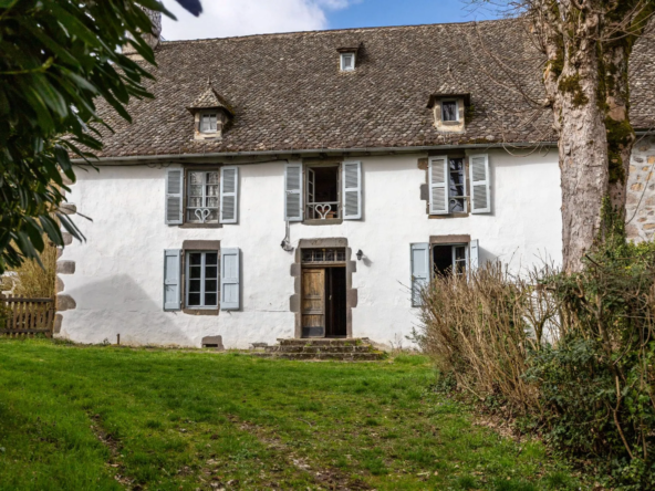 Grande maison ancienne de 1683 avec dépendances et terrain à PLEAUX