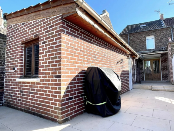 Maison semi-individuelle rénovée de 1930 avec jardin et dépendance à Vieux-Condé