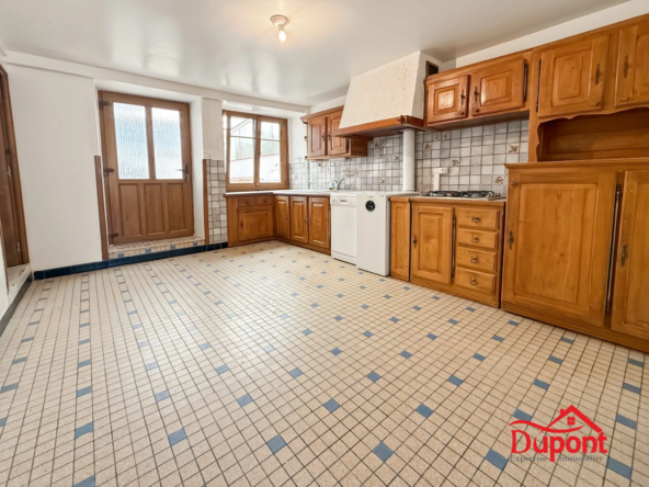 Maison à vendre à Hargnies avec grand jardin, garage et potentiel de rénovation