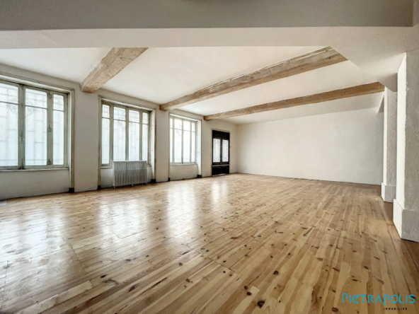 Local commercial à rénover de 207 m² à Tarare, emplacement idéal