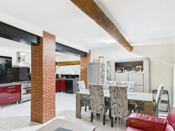 CUISINE/SALON-SAM:rdc Charmante maison de village avec dépendance et grand terrain à Cruzy