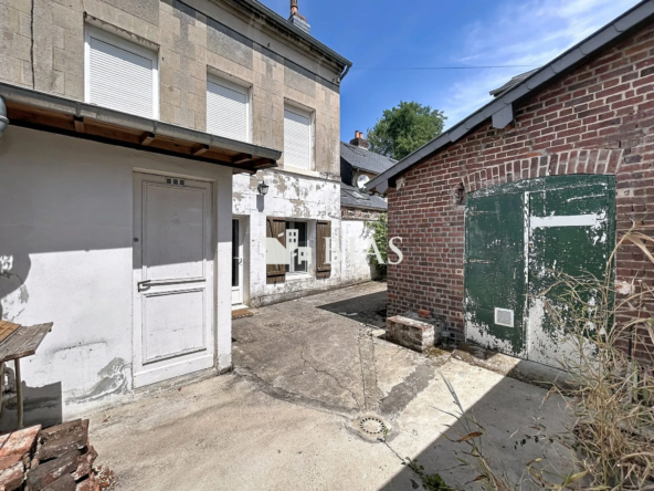 Rare maison de ville à Lisieux à rénover avec cour et potentiel rentabilité