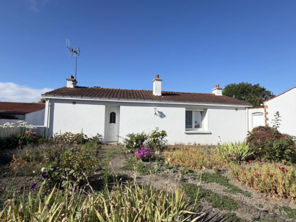 Maison de plain-pied à Challans avec garage, dépendance et jardin de 500 m²