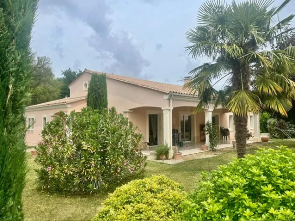 Belle maison de plain-pied avec 3 chambres à Roullet Saint Estèphe