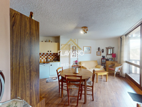 Appartement de 50 m² à Uvernet Fours avec balcon, cave et parking