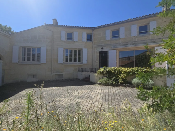 Façade. #Laurent BERGER immobilier Cognac Maison de campagne à Cognac avec grand terrain et extérieur convivial