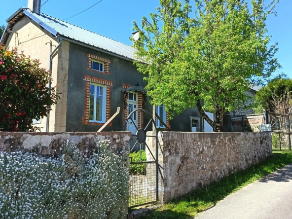 Maison ancienne meublée à vendre à Alligny-en-Morvan avec jardin et vue campagne