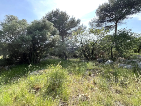 Terrain constructible à Drap avec vue dégagée, surface de 1077 m²
