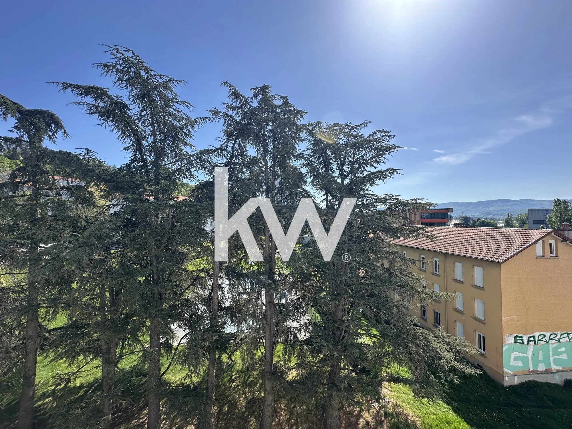 Appartement T4 à vendre à Saint-Étienne – 75 m² avec cave et garage 