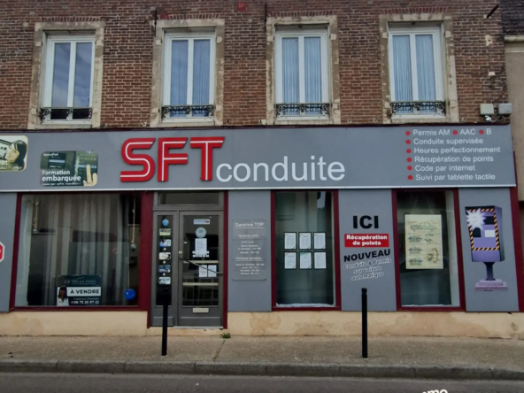 Immeuble de caractère à Gasny avec local commercial, habitation, grange et terrain indépendant