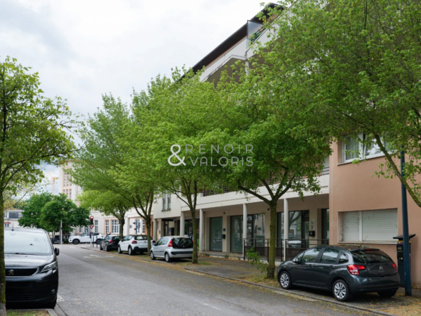 Local professionnel à vendre à Jarville-La-Malgrange avec vitrine et parking privé