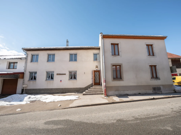 Charmante maison de village à Chaux-Neuve avec garage et grand espace intérieur