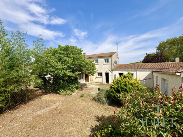 Propriété authentique avec maison principale, 2 logements indépendants et grand garage à Saint-Just-Luzac