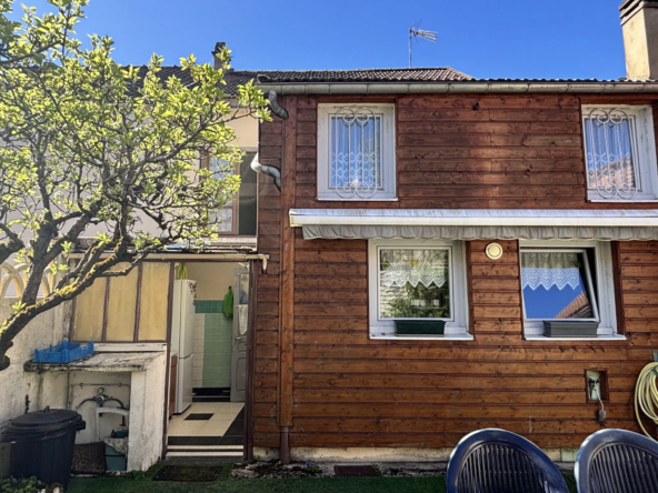 Maison de village de 93 m² avec garage et cour à Bazarnes