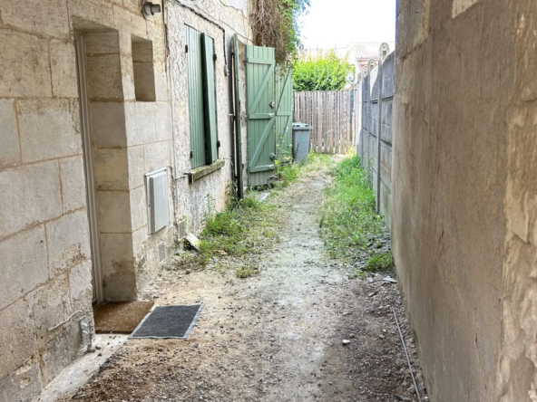 Maison en pierre à vendre au cœur de Créon avec 3 chambres