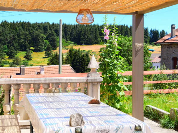 Maison de maître rénovée à Coucouron avec vue sur les montagnes en Ardèche