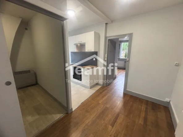Immeuble T2 loué à Saint-Amand-Montrond, rénovation récente, bon investissement