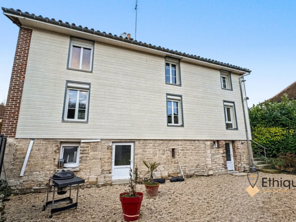 Propriété avec maison, grands bâtiments agricoles et terrain à Rosnay-l'Hôpital