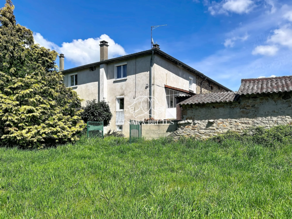 Maison à rénover avec grand terrain et 3 chambres à Montagny
