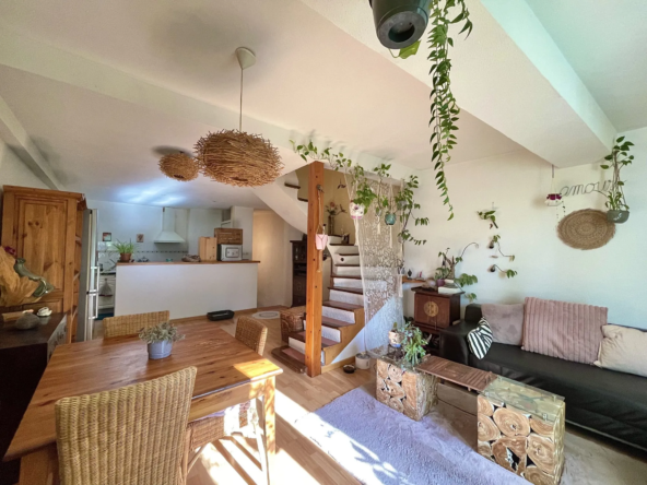 Maison de village spacieuse avec patio et potentiel d'évolution à Gabian