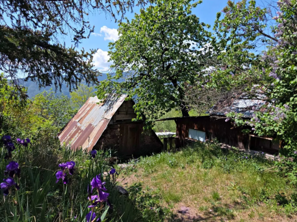 Belle propriété à rénover avec maison, grange et terrain en vue panoramique à Belvédère