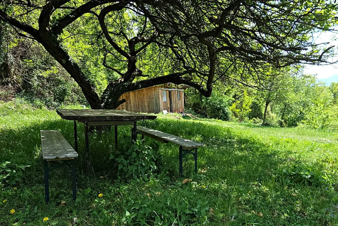 Belle propriété à rénover avec maison, grange et terrain en vue panoramique à Belvédère 