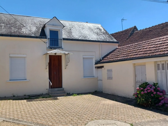 Maison ancienne à rénover avec jardin, garage et potentiel à Genillé