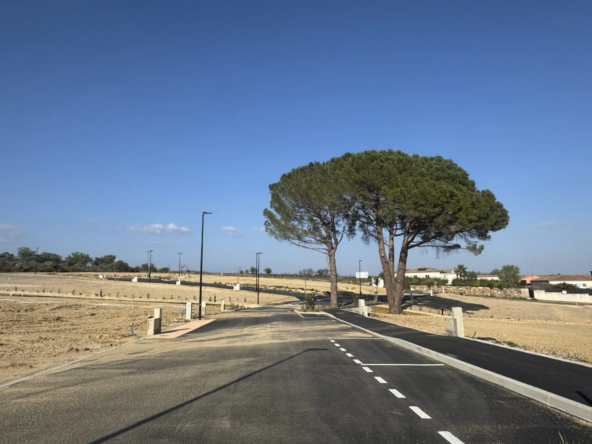 Terrain constructible de 520 m² à Autignac, viabilisé et bénéficiant d'une vue dégagée