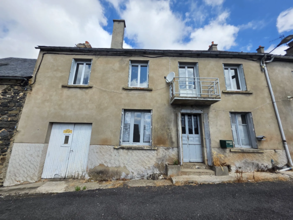 Maison ancienne à rénover de 110 m² à Apchon avec potentiel d'agrandissement