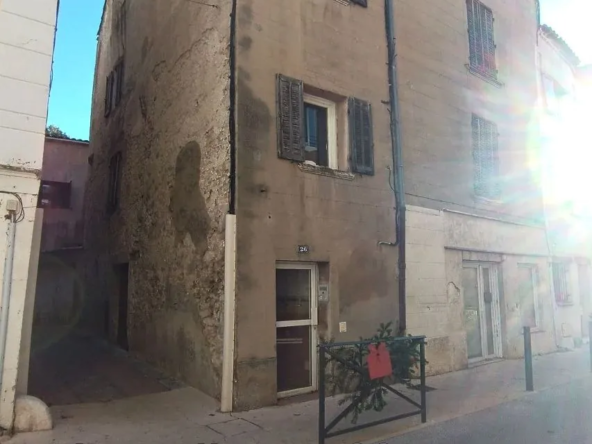 Immeuble à La Roquebrussanne avec 3 T3 et local commercial prêt à valoriser