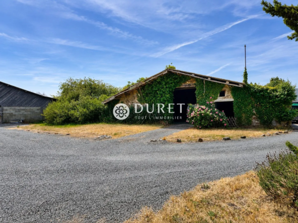 Terrain à bâtir avec grange en pierre à Boufféré, projet personnalisé
