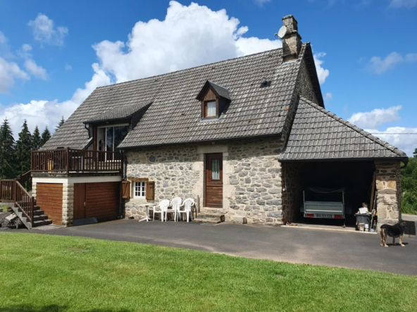 Maison en pierre lumineuse avec terrasse et grand jardin à Rilhac-Xaintrie