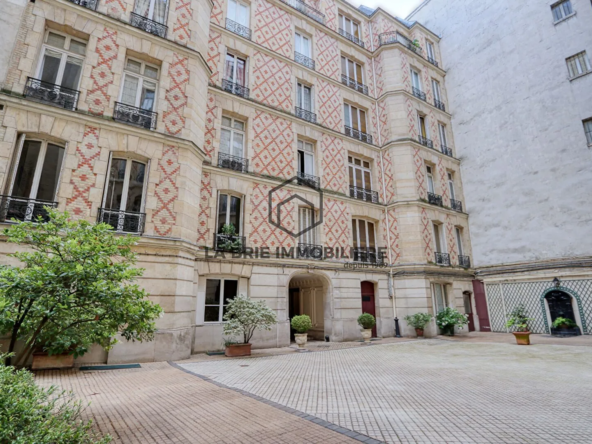 Studette rénovée avec vue dégagée dans le triangle d'or à Paris