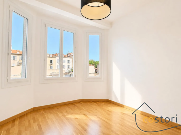 Studio à vendre dans le secteur République à Cannes, proche commerces et plages