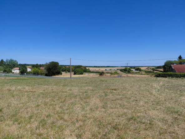 Terrain à bâtir de 1907 m² à vendre près de Mirambeau avec vue dégagée