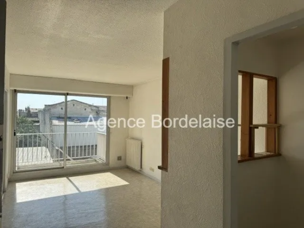 Appartement de 34 m² à Bordeaux cours de l'Yser avec balcon et potentiel de rénovation