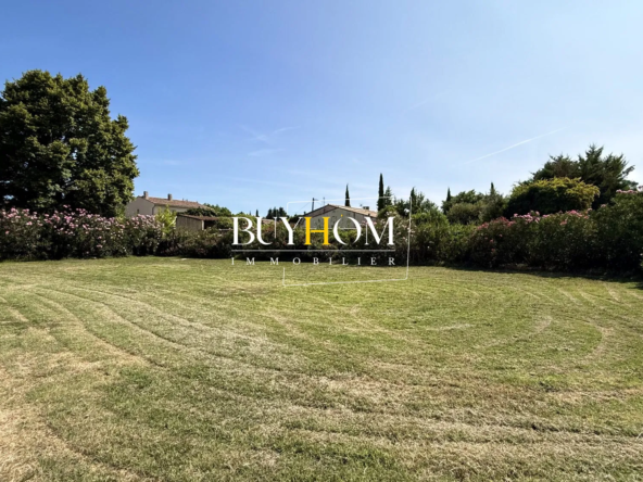 Terrain constructible à L'Isle-sur-la-Sorgue de 654 m², hors lotissement avec emprise de 200 m²