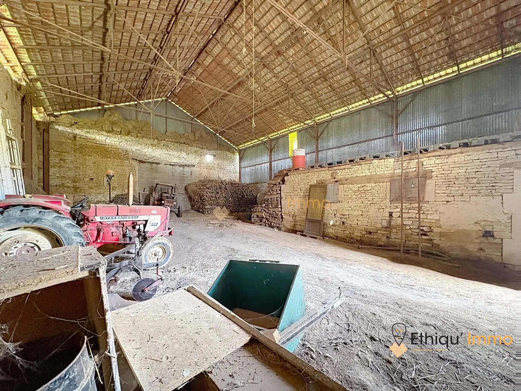 Magnifique corps de ferme avec dépendances et terrain de 7550 m² à Morancourt 