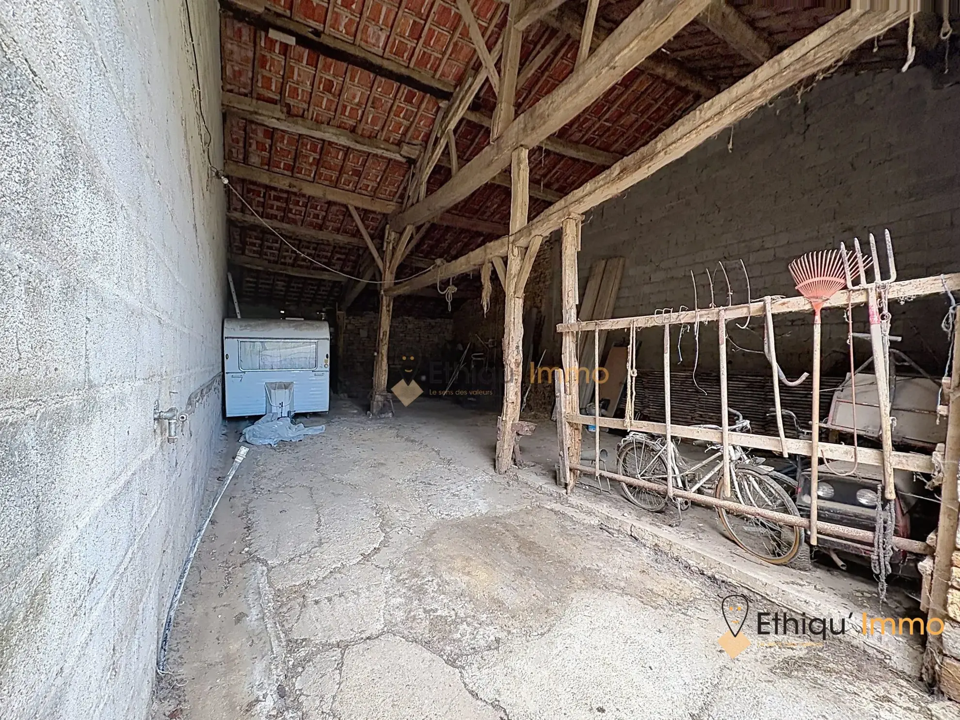 Magnifique corps de ferme avec dépendances et terrain de 7550 m² à Morancourt 