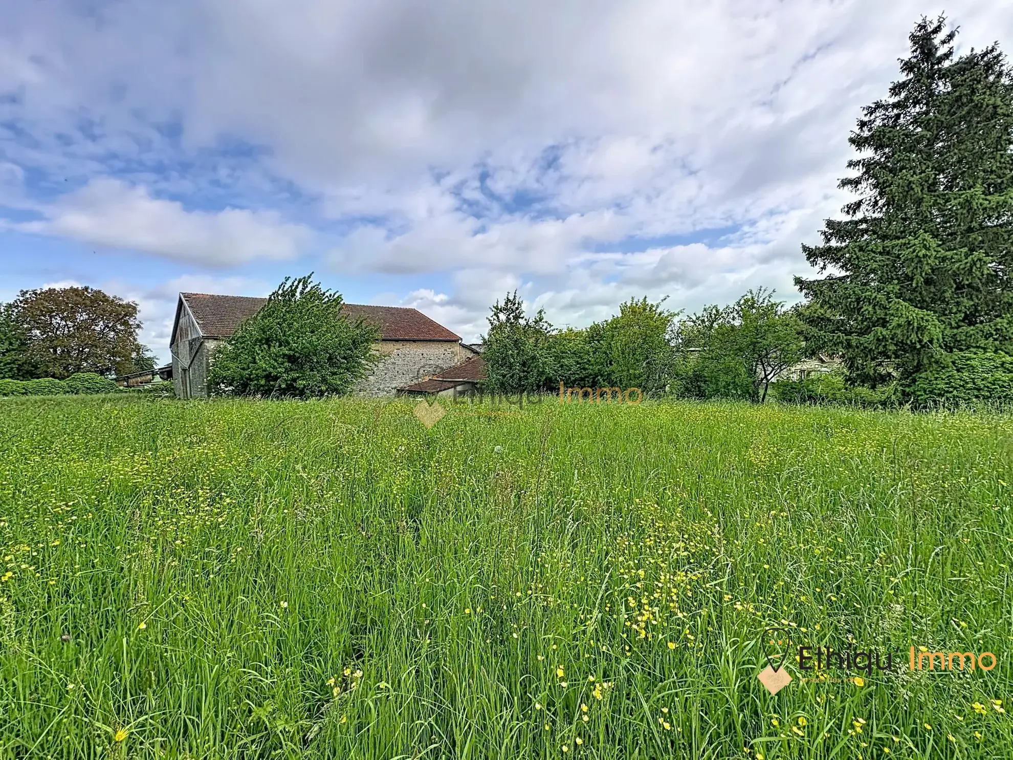 Magnifique corps de ferme avec dépendances et terrain de 7550 m² à Morancourt 