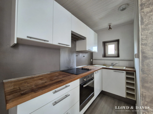 ARES T2 cuisine équipée Appartement T2 lumineux à Ares avec potentiel de rénovation proche des plages