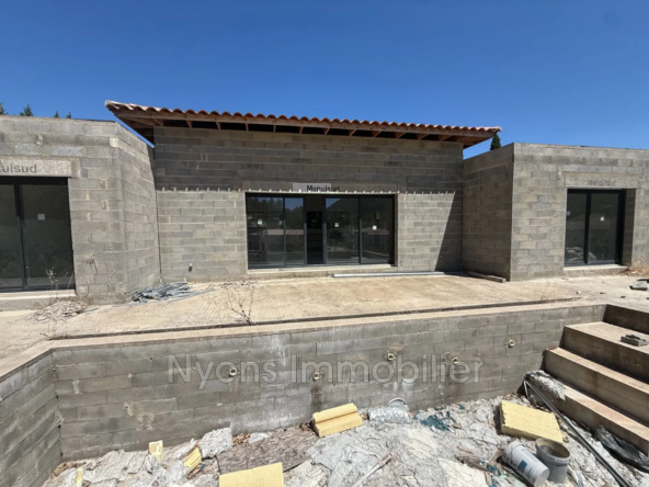 Villa à terminer à 3 km de Nyons avec piscine et vue dégagée