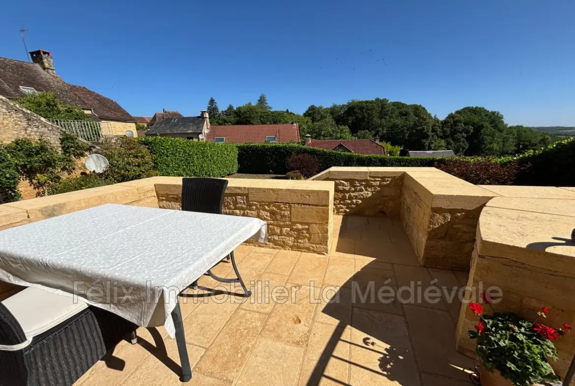 Maison en pierre rénovée avec jardin et parking privé à Salignac-Eyvigues 