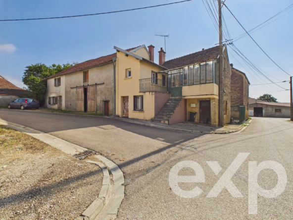 Cuisine d'été au pied de l'escalier Rare ensemble immobilier à Montliot avec deux maisons et dépendances à vendre