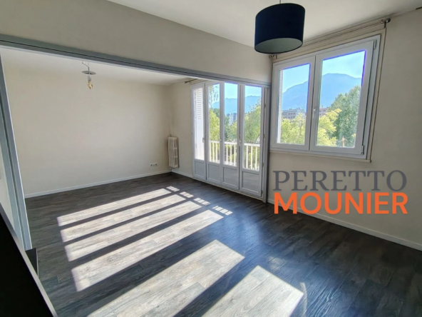 Appartement T3/T4 rénové à Grenoble avec vue imprenable et parking privé