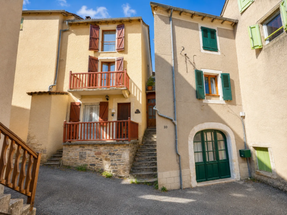 Charmante maison de village en Aveyron avec gîte et vue centrale
